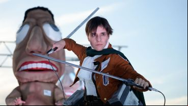 El concurrido desfile de cosplay en cierre en la convención de historietas junto al río.