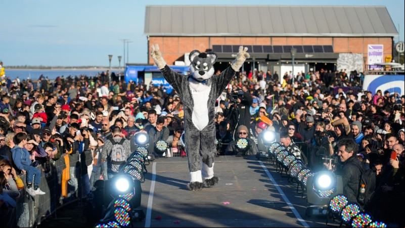 El concurrido desfile de cosplay en cierre en la convención de historietas junto al río.