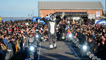 El concurrido desfile de cosplay en cierre en la convención de historietas junto al río.