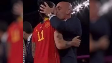 Luis Rubiales sujeta el rostro de Jennifer Hermoso.