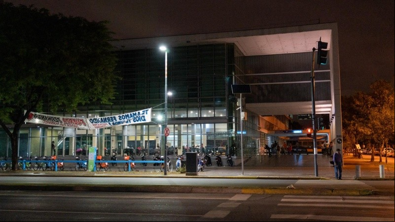 El vehículo de la víctima presentaba varios impactos de bala.