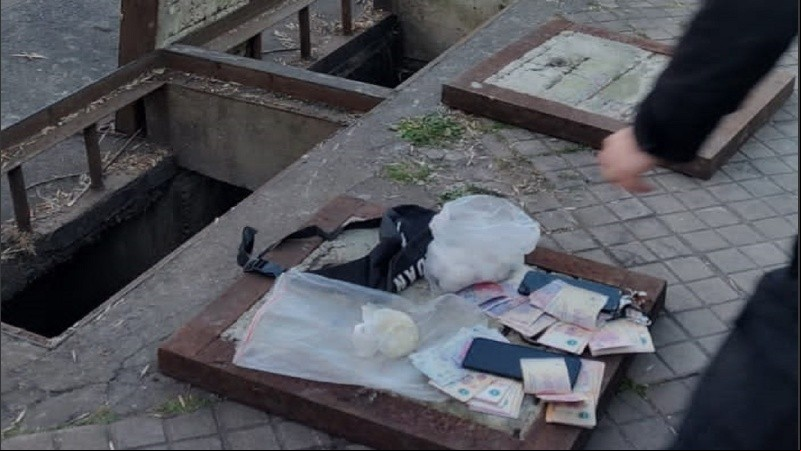 Al bajar del vehículo la mujer buscó deshacerse de los estupefacientes y el dinero en efectivo al desecharlos en una alcantarilla.