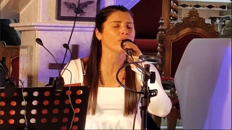 Leda realiza una oración cantada.