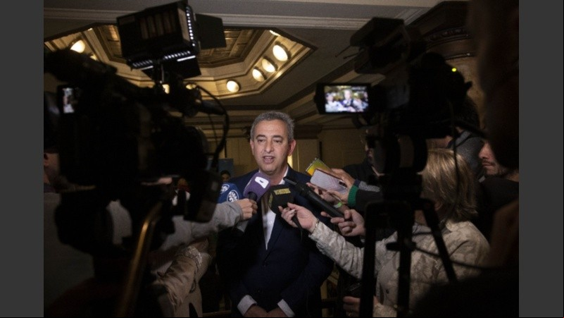 Javkin en el acto de Teatro Astengo.