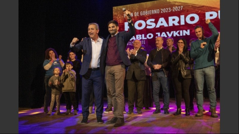 Javkin en el acto de Teatro Astengo.