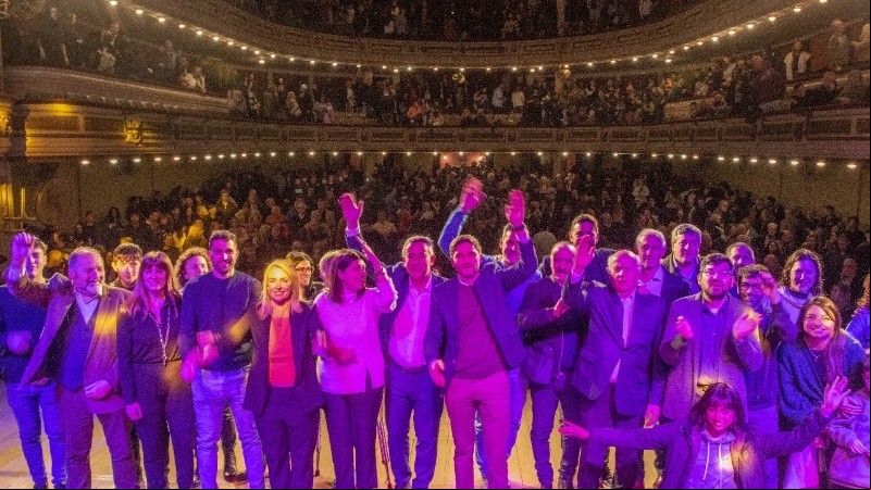 Javkin en el acto de Teatro Astengo.