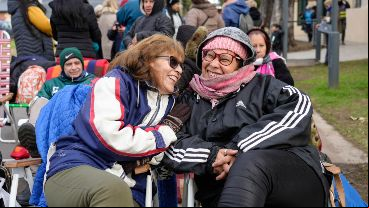 Los fieles esperan desde temprano la apertura de las puertas del predio.