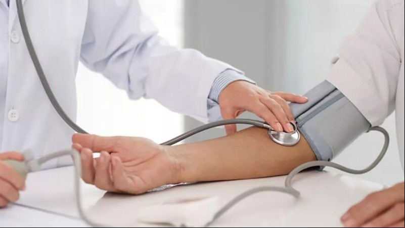 La ingesta de alimentos con alto nivel de sodio y el estrés son las causas más frecuentes de la hipertensión arterial.
