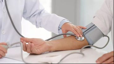 La ingesta de alimentos con alto nivel de sodio y el estrés son las causas más frecuentes de la hipertensión arterial.