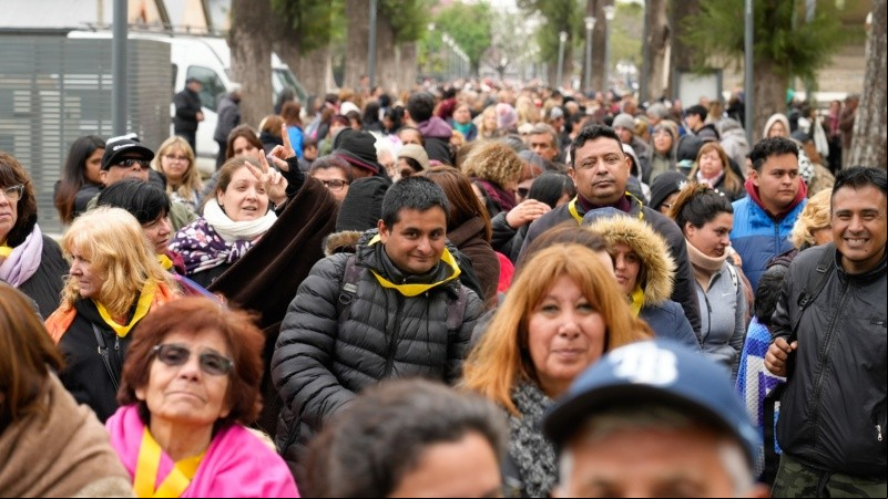 Mucha gente espera la bendición de Leda.