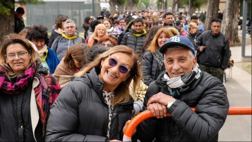 Mucha gente espera la bendición de Leda.