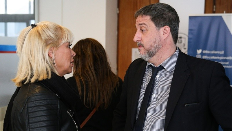 Mariana Ortigala (izquierda) y Matías Edery al término del fallo contra Esteban Alvarado, en junio del año pasado.
