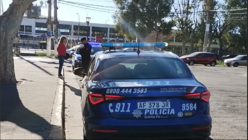 Un patrullero se apostó frente a la escuela de Villa Gobernador Gálvez amenazada este jueves.
