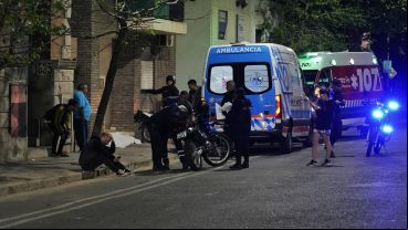 La víctima, de 32 años, iba en moto con su pareja cuando fueron atacados a piedrazos en la zona de Lagos y Pellegrini.
