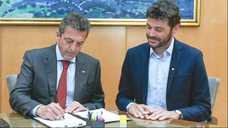El candidato presidencial y el concejal rosarino durante la firma del acuerdo.