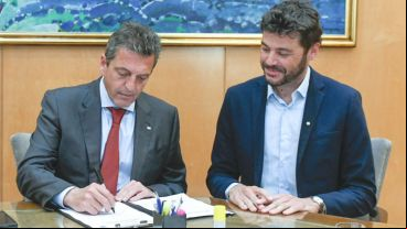 El candidato presidencial y el concejal rosarino durante la firma del acuerdo.