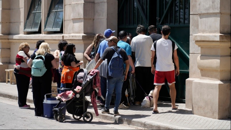 Hay gente acampando desde el lunes por Leda