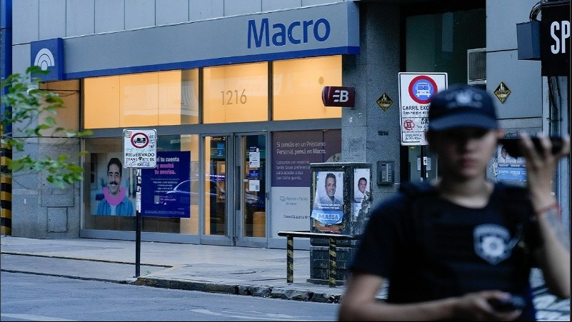 El objeto sospechoso que fue extraído en un operativo de la Brigada de Explosivos del banco Macro.