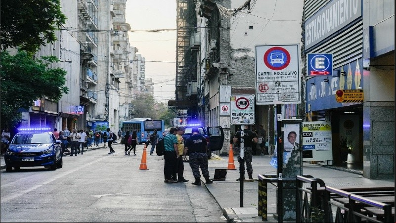 El objeto sospechoso que fue extraído en un operativo de la Brigada de Explosivos del banco Macro.