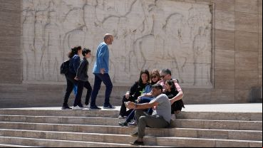 Turistas en el Monumento disfrutando de un día radiante.