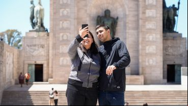 Turistas en el Monumento disfrutando de un día radiante.