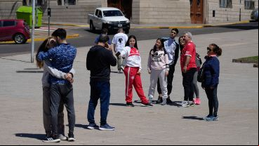 Turistas en el Monumento disfrutando de un día radiante.