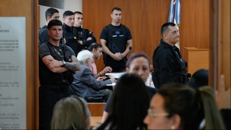 Cabrera, esposado y rodeado de su abogado y de policías, en la audiencia de este miércoles