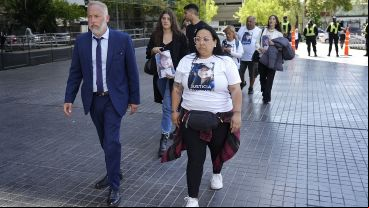 Mientras imputaban a uno de los sospechosos por el crimen de Ivana, sus familiares se hicieron presentes para reclamar justicia.
