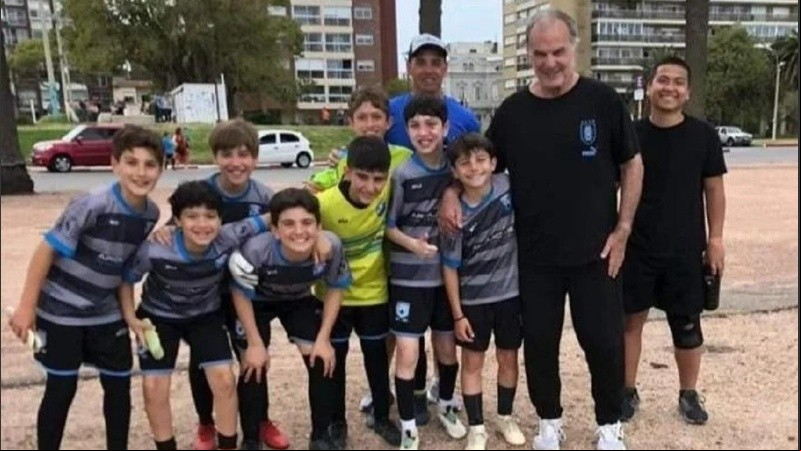 La foto del Loco Bielsa con los chicos categoría 2012 de Estrella del Sur, un club de Montevideo.
