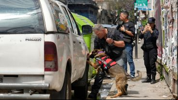 El despliegue se centró alrededor de una Hilux blanca estacionada en San Luis al 700.