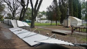 El viento voló chapas del vallado de seguridad de Colectividades.
