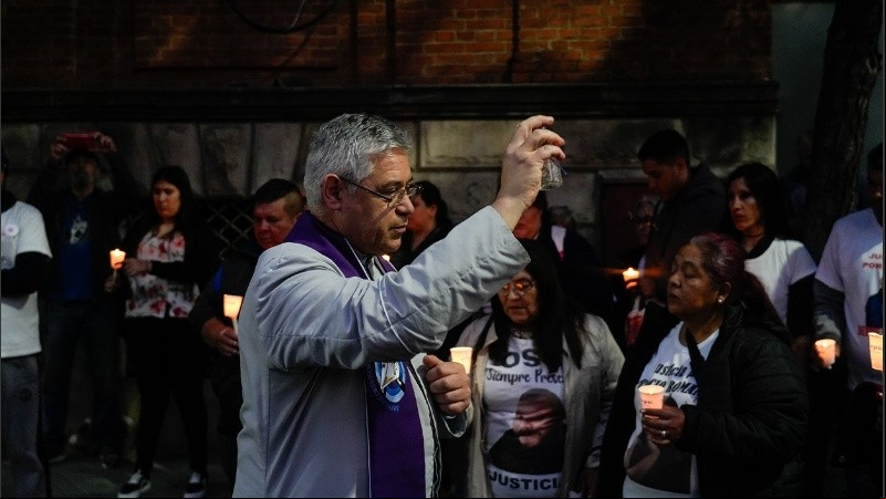 Un sacerdote que dio una bendición y tiró agua bendita a los asistentes.