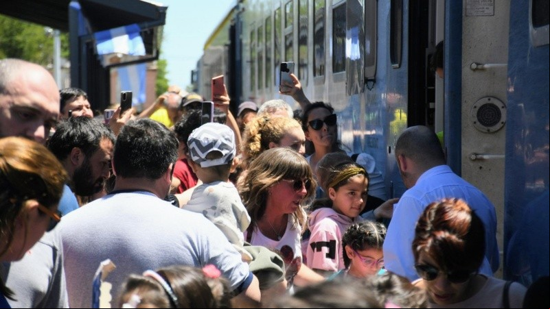 Vecinos y vecinas de Armstrong se acercaron este sábado a la estación de trenes.