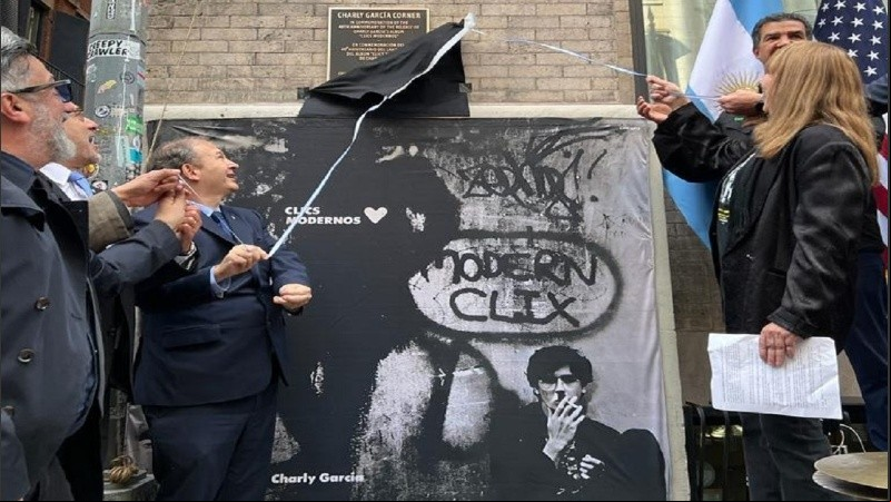El momento en que funcionarios destaparon la placa de la nueva Charly García Corner.