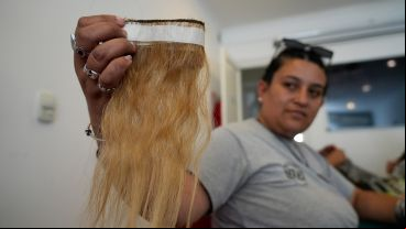 Así es el trabajo solidario para confeccionar pelucas para pacientes oncológicos.