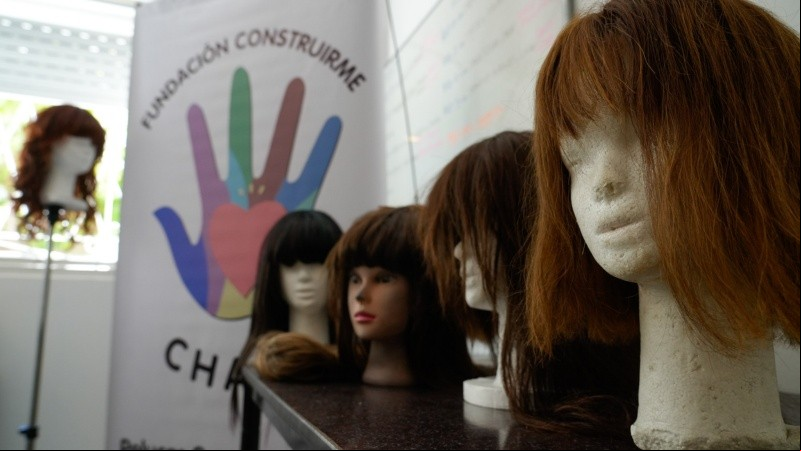 Así es el trabajo solidario para confeccionar pelucas para pacientes oncológicos.