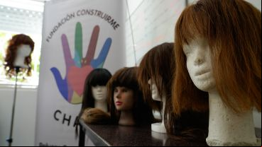 Así es el trabajo solidario para confeccionar pelucas para pacientes oncológicos.