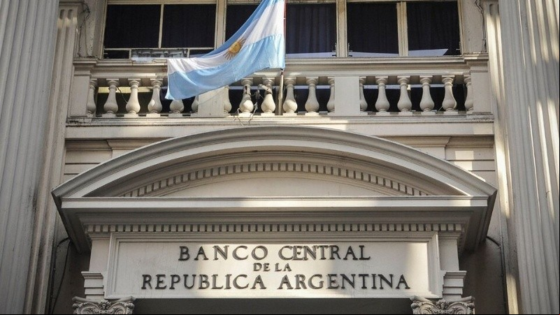 Massa sostiene que Milei quiere cerrar el BCRA por un deseo de revancha.