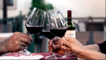 El vino, ícono cultural argentino, aporta beneficios a la salud intestinal.