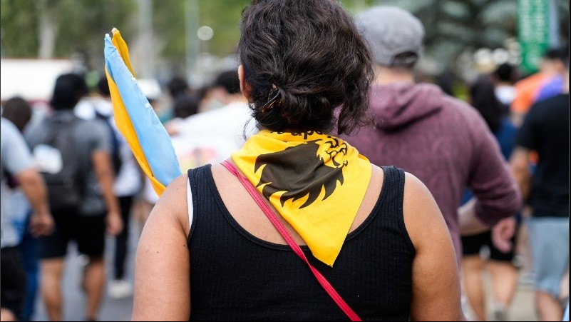 Así arribaron algunos vecinos con banderas, pañuelos amarillos y remeras de cara al cierre de campaña.