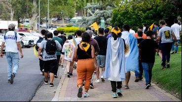 Así arribaron algunos vecinos con banderas, pañuelos amarillos y remeras de cara al cierre de campaña.