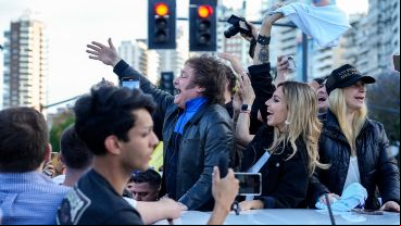 Así arribaba al Monumento el candidato Milei sobre una camioneta rodeada de militantes.