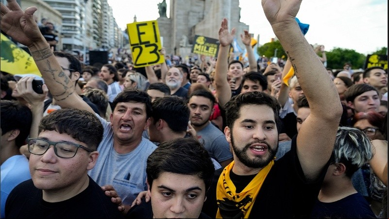 Centenas de rosarinos esperaban al libertario en la zona del Monumento a la Bandera.