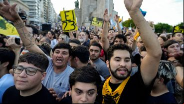 Centenas de rosarinos esperaban al libertario en la zona del Monumento a la Bandera.