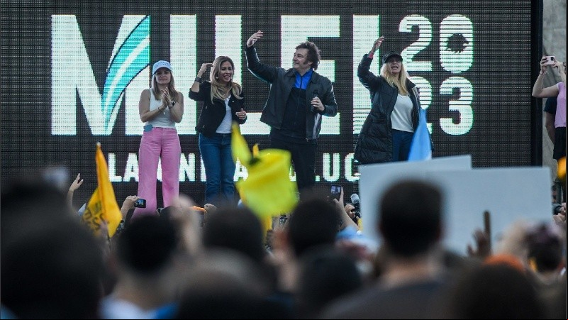 Así se mostraba el candidato a presidente junto a sus militantes en el Monumento a la Bandera.