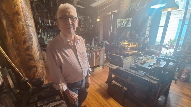 El artista Juan Carlos Pallarols, en su taller-museo de San Telmo.