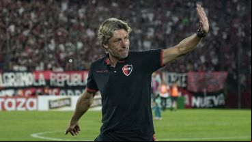 El entrenador y un saludo tímido al retirarse tras la goleada a Defensa y Justicia.