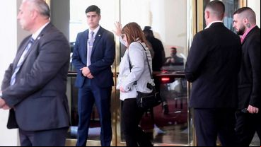La ex candidata a presidenta retirándose del hotel.
