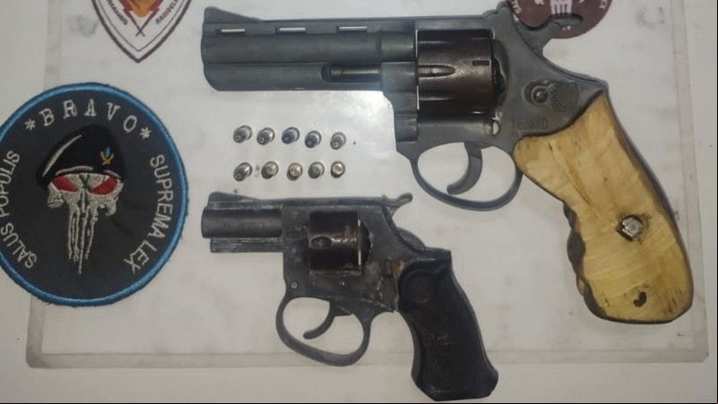 Las dos armas secuestradas a un vecino de Perú al 2000.