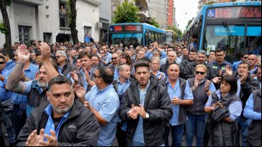 Los compañeros y compañeras de Roldán realizaron una emotiva caravana este lunes, en medio de un paro del servicio.